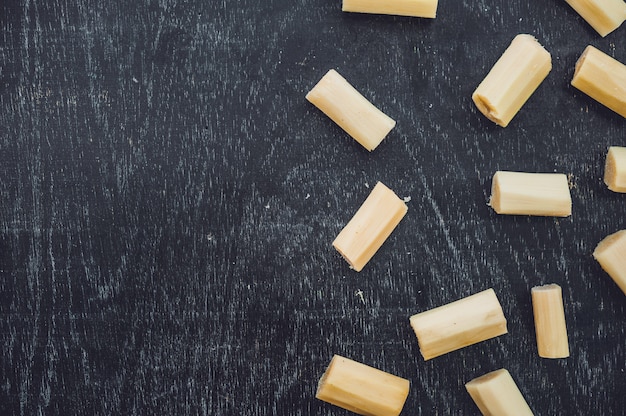 Stukken rietsuiker op een houten achtergrond