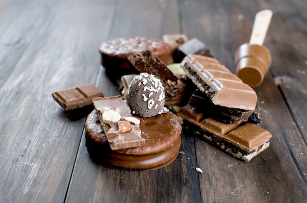 Stukken van chocolade op houten tafel