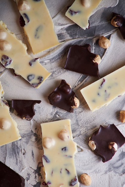 Stukken van donkere en witte chokolate