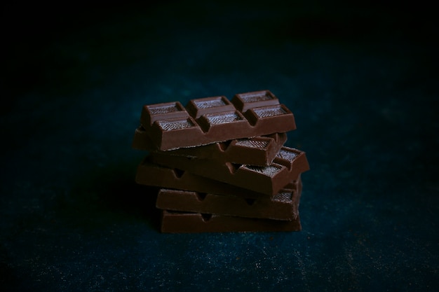 Stukken van donkere, witte en melkchocolade. bovenaanzicht