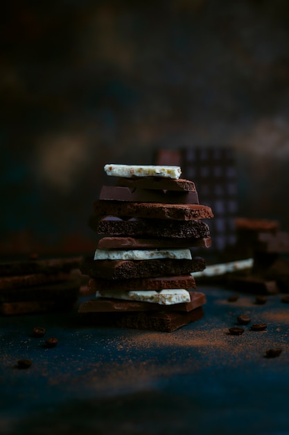 Stukken van donkere, witte en melkchocolade. Bovenaanzicht