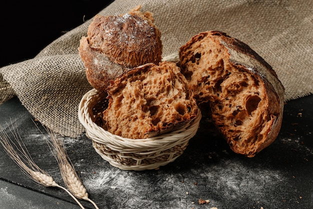 Stukken van gebroken rustieke brood in een mand