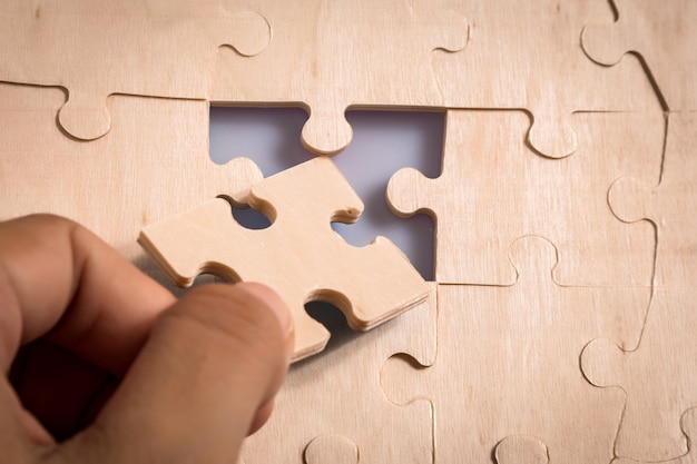 Stukken van puzzel in de handen van de vrouw