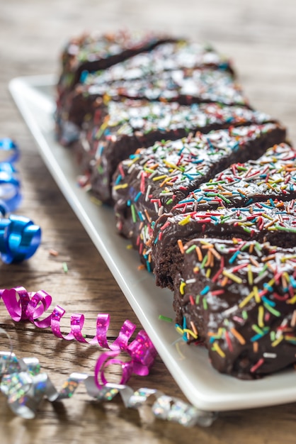 Foto stukken van toffees cake op de plaat