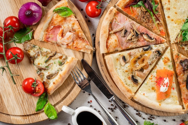 Stukken van verschillende pizza plat lag op betonnen ondergrond