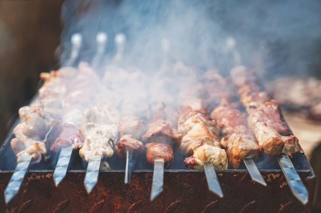 Foto stukken vers vlees worden op de grill gekookt