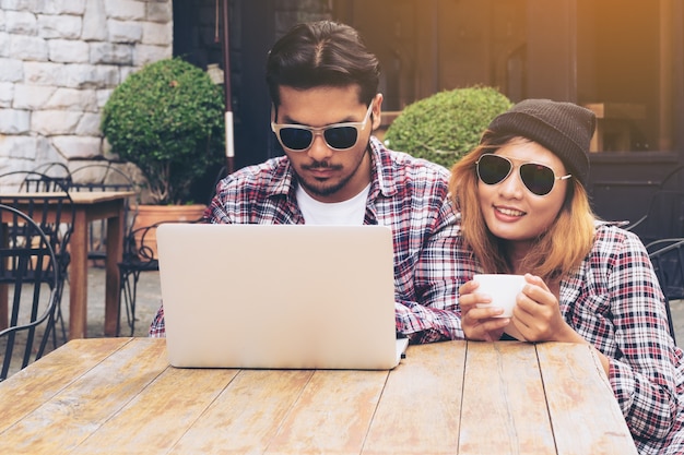 Stundenten die in een café werken