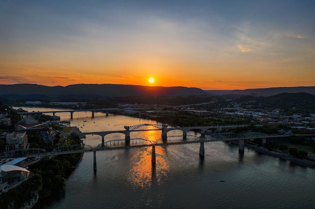米国テネシー川、日没時の橋のあるチャタヌーガの素晴らしい空撮