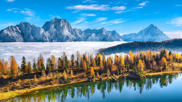 Photo stunning aerial view of crystal clear lake federa in dolomites alps under sunlight