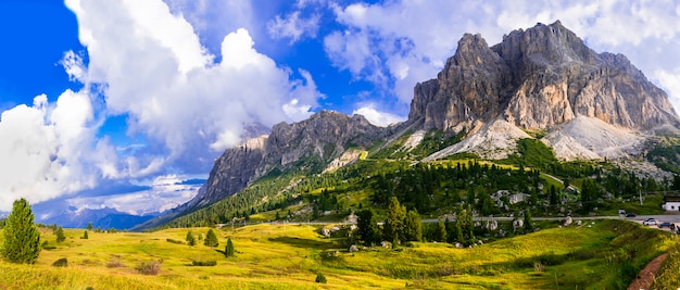 見事なアルプスの風景、ドロミテの山々。イタリア北部、コルチナダンペッツォ近くの美しい渓谷