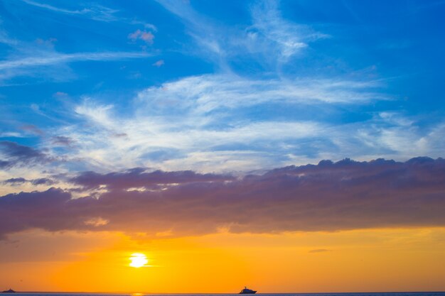 エキゾチックなカリブ海のビーチの見事な美しい夕日