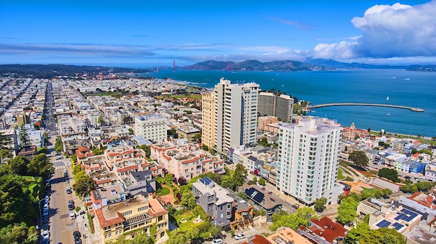 サンフランシスコの街の上空から見た見事な海岸の景色