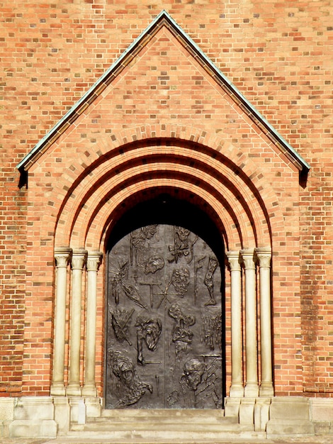 Photo stunning front gate of roskilde cathedral in sunlight, historic place in roskilde, zealand island, denmark