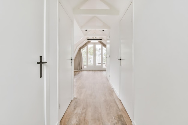 Splendido corridoio con pavimenti in parquet scuro