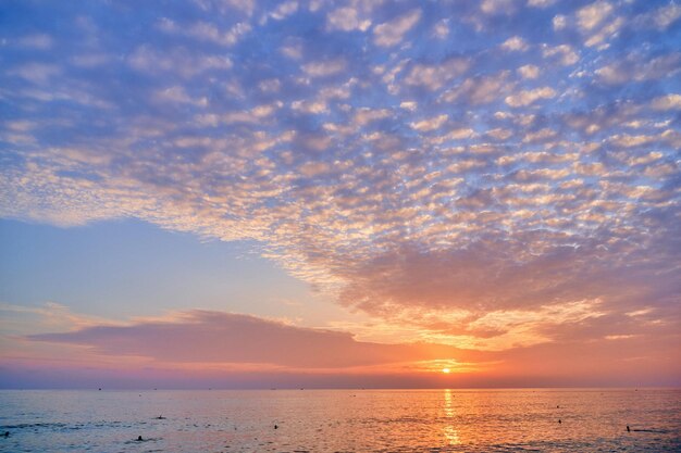 見事なのどかな絵のように美しい風光明媚なカラフルな夕焼け空の風景