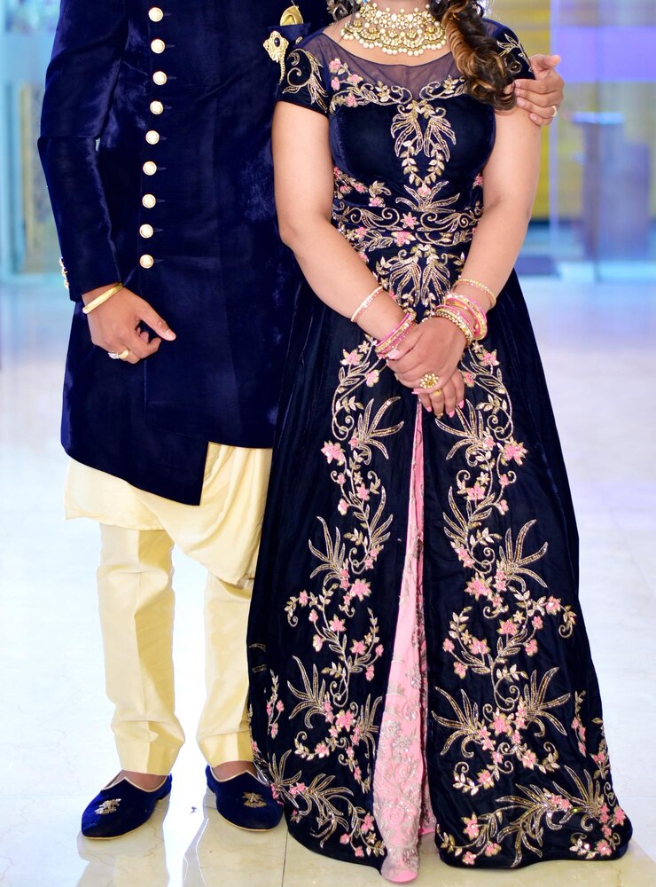 伝統的な服装で見事なインドの結婚式のカップル