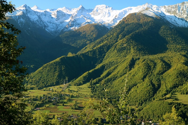 Paesaggio sbalorditivo delle montagne di caucaso e della valle nella regione di svaneti superiore, georgia