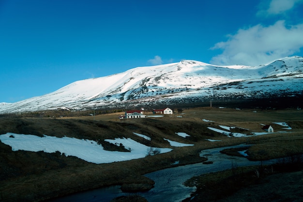 Foto splendido paesaggio di una vista del percorso tra la visita guidata dell'islanda in estate.