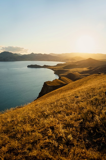 クリミア半島の海岸と山々の夕日の光線の見事な山の風景