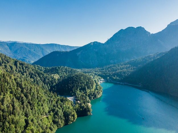 透き通った青い湖のある素晴らしい山の風景