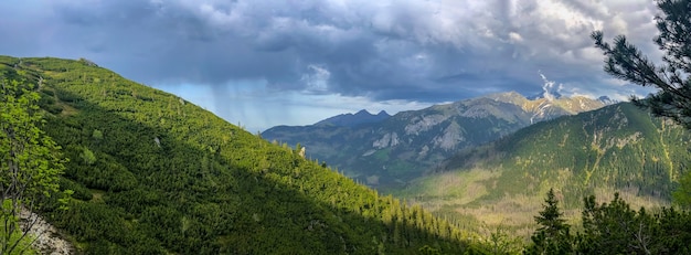 Splendida natura del parco nazionale dei tatra con un cielo nuvoloso, polonia