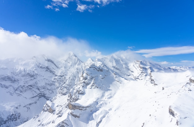 ユングフラウ地方のシルトホルン山の頂上から見たスイスアルプスの素晴らしいパノラマビュー