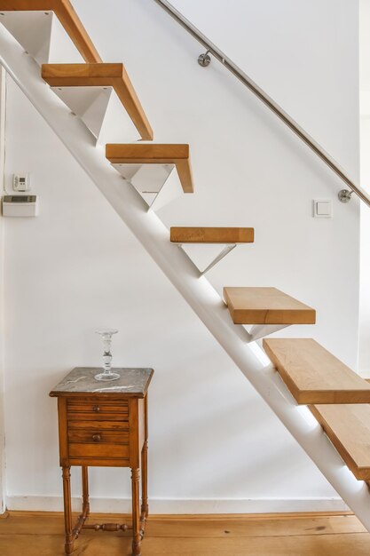 見事なスタイリッシュな木製の階段