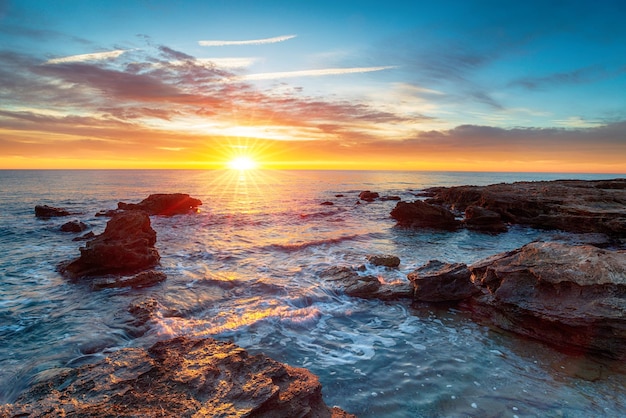 Photo stunning sunrise over the beach at torre de la sal