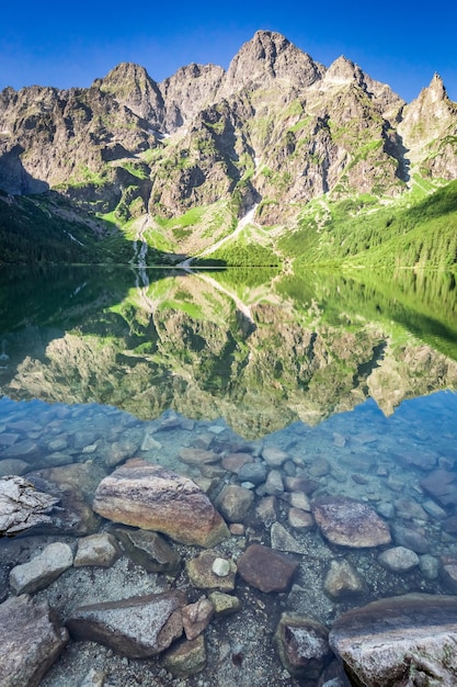 ポーランドのタトラ山脈の湖での見事な日の出