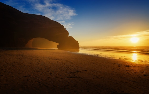 Un tramonto mozzafiato sulla famosa spiaggia di legzira. marocco. notht africa