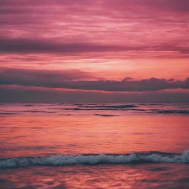 Foto stupefacente tramonto sull'orizzonte dell'oceano con tonalità arancione e rosa che si diffondono nel cielo