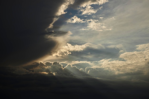 非常にカラフルな雲と見事な夕日自然の背景劇的な夕日と日の出の空