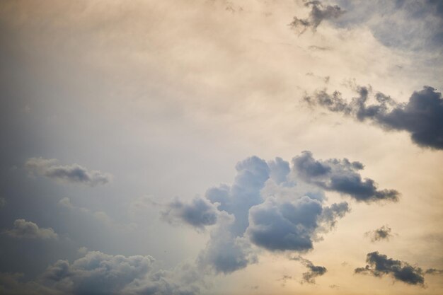 非常にカラフルな雲と見事な夕日自然の背景劇的な夕日と日の出の空