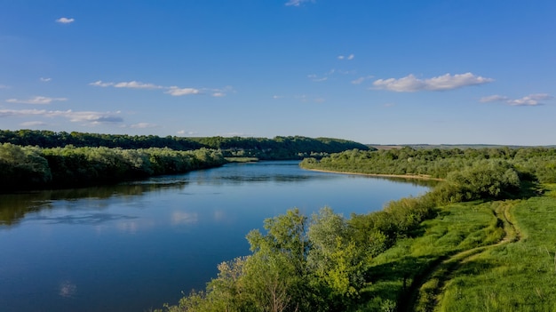 曲がりくねったドニエストル川の見事な上面図。ドニエストル川の夏の風景。絵のような写真の壁紙。地球の美しさを発見する