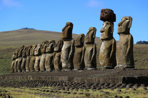 Splendida vista di 15 enormi statue moai di ahu tongariki con vulcano poike, isola di pasqua, cile