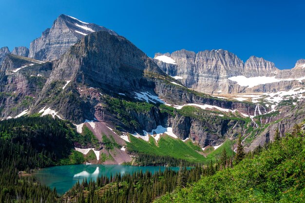 Foto una vista mozzafiato del lago grinnell nel parco nazionale dei ghiacciai