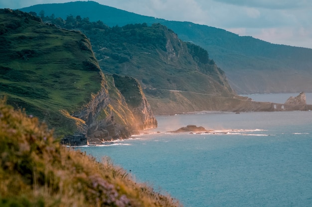 마치 차코 등대에서 가즈 텔 루가 세 (Gaztelugatxe)를 향한 멋진 전망.