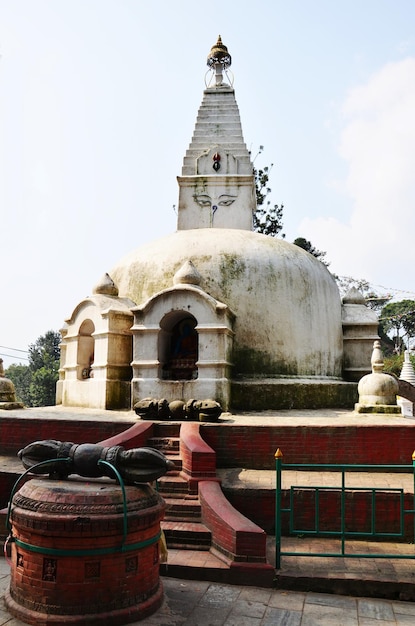 Stupa chedi Swayambhunath pagode of Swayambu of Swoyambhu of Monkey tempel en ogen van heer boeddha voor Nepalese mensen buitenlandse reizigers reizen bezoek respect bidden in de stad Kathmandu in Kathmandu Nepal