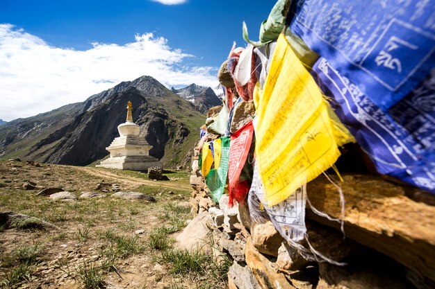 Stupa e bandiera di preghiera