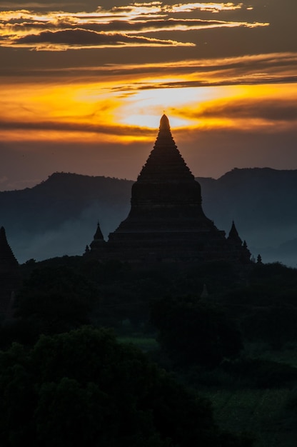 Photo stupa silhouette at sunset in the flat of bagan