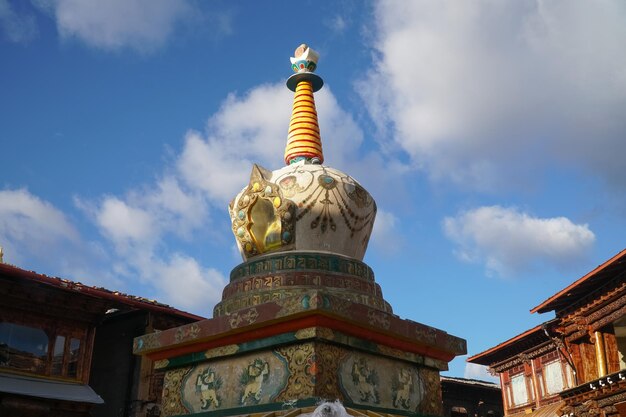 Shangri-la 구시가지, Yunnan, China.Time 경과에 있는 광장 시장의 Stupa