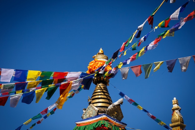 Stupa con bandiere di preghiera tibetane namo buddha,