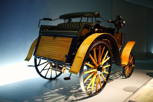 Foto stuttgart dermany 23 2024 galerij met mercedes benz auto in het mercedes benz museum in stuttgart duitsland