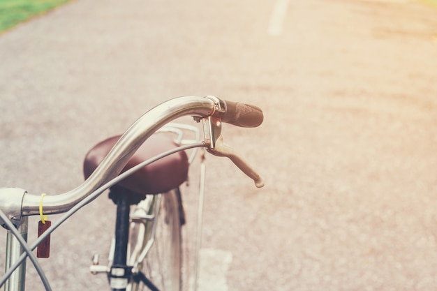 stuurwiel vintage fiets op straat weg met vintage getinte