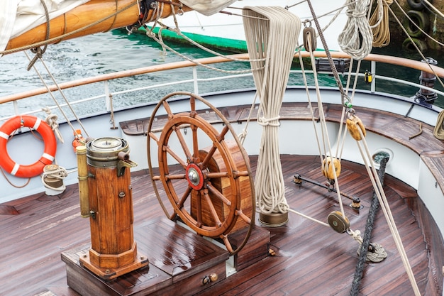 Stuurwiel voor kapitein op een oude zeilboot. Sines