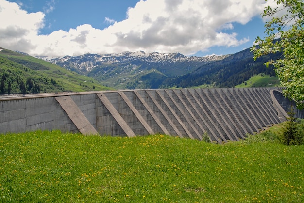 Stuw en meer van Roselend in Franse Alpen