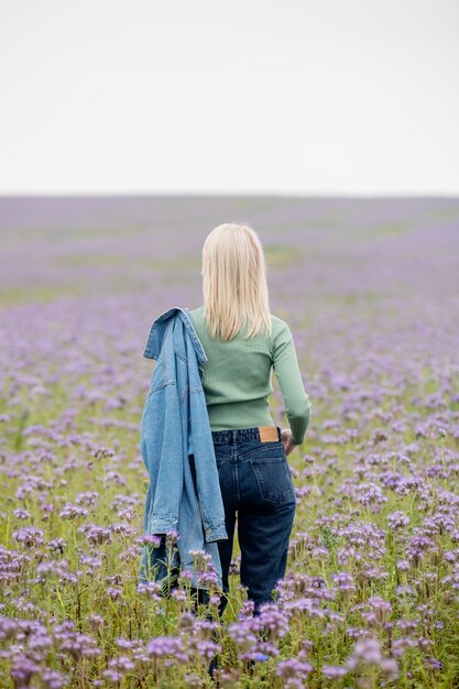 Stile donna bionda in fiori archiviati in autunno