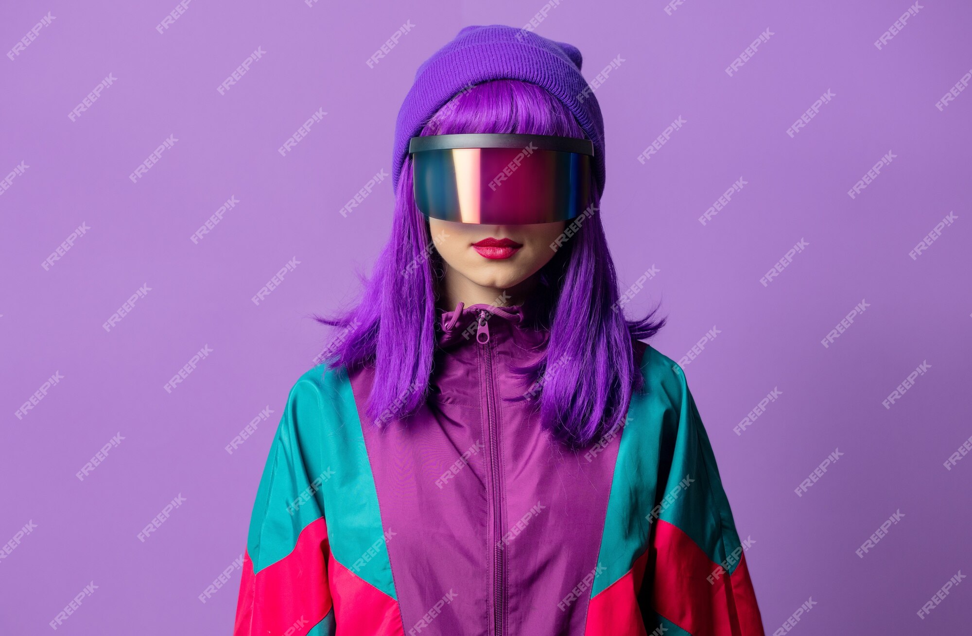 bande søm backup Premium Photo | Style woman in vr glasses and 80s tracksuit on violet wall