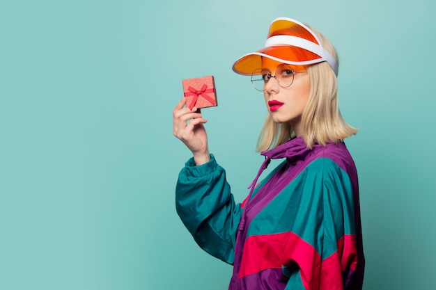 Stile donna con regalo per la festa della donna