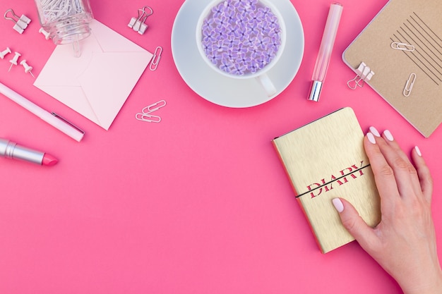 Foto disposizione piatta di lavoro femminile rosa disegnata in stile